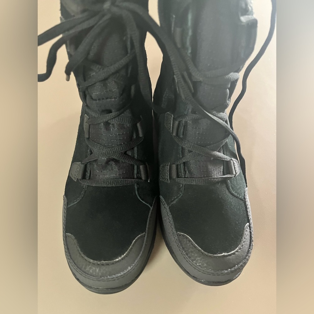 Columbia Black Boots - Picture 3 of 8
